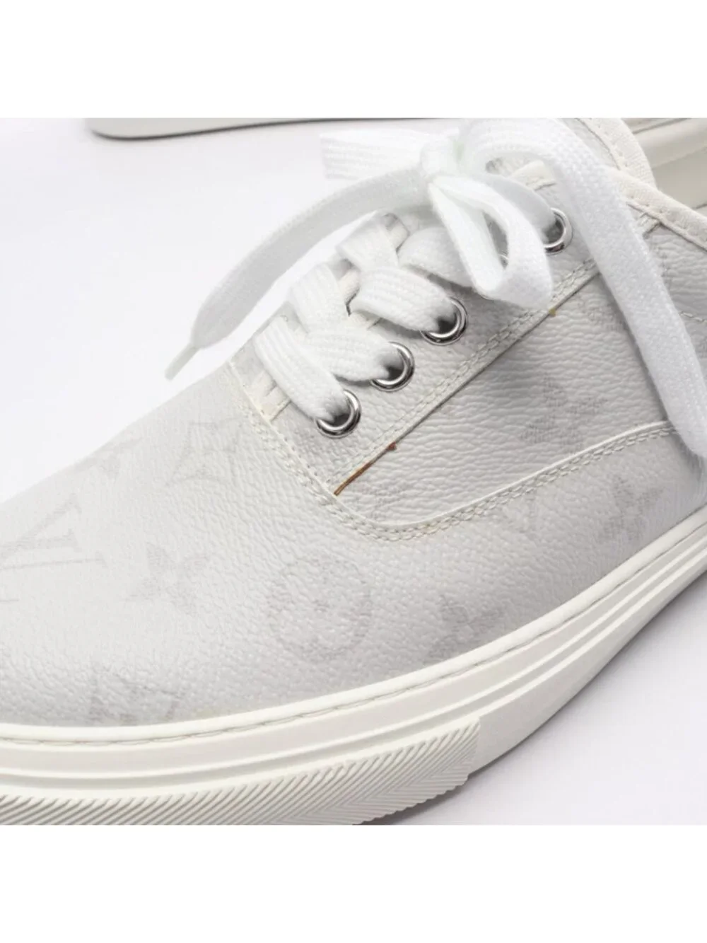 Louis Vuitton men pet some