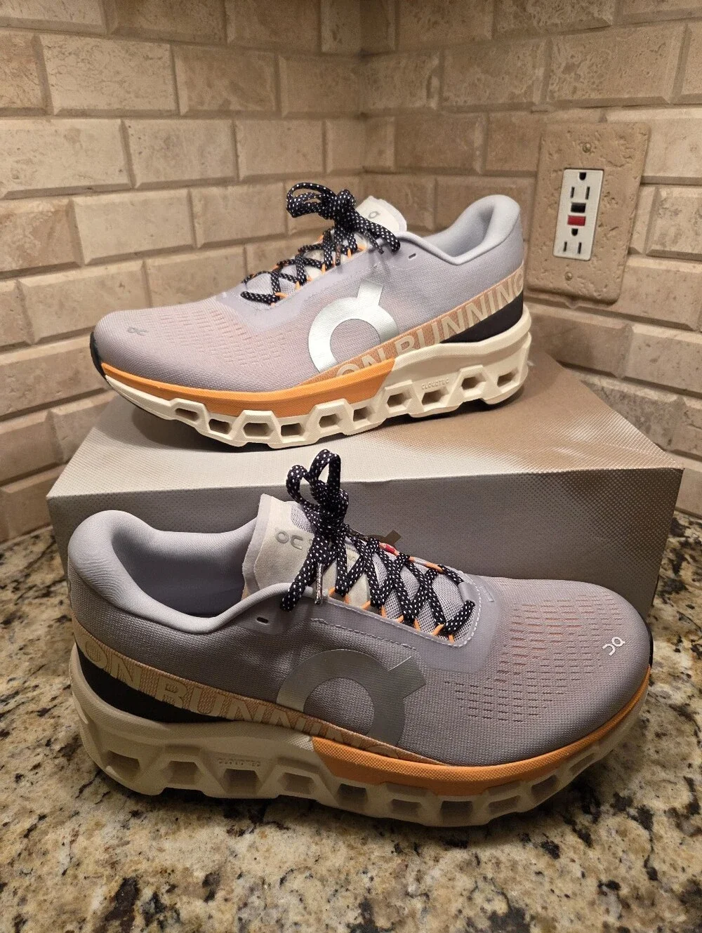 On Clouds 🔥 deadstock brand