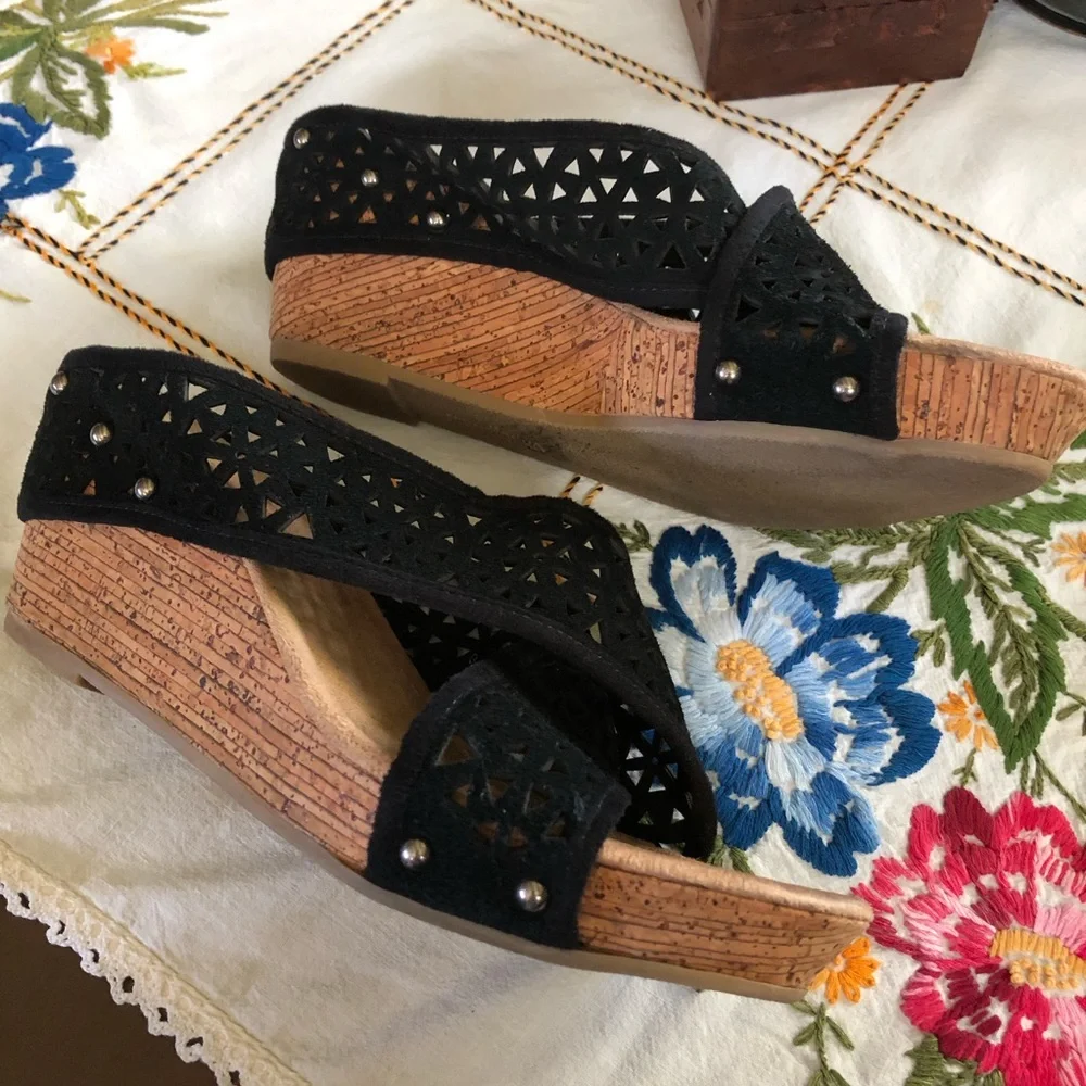 Minnetonka lainey crisscross