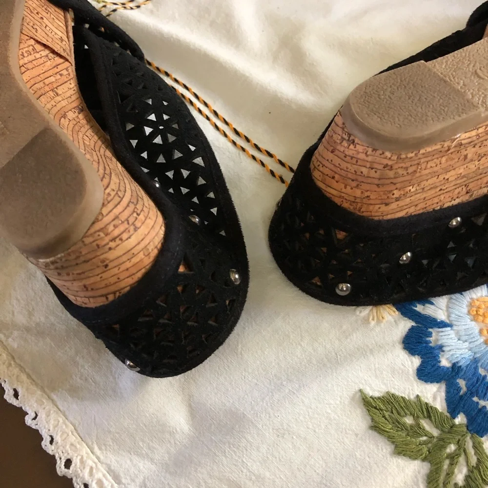Minnetonka lainey crisscross