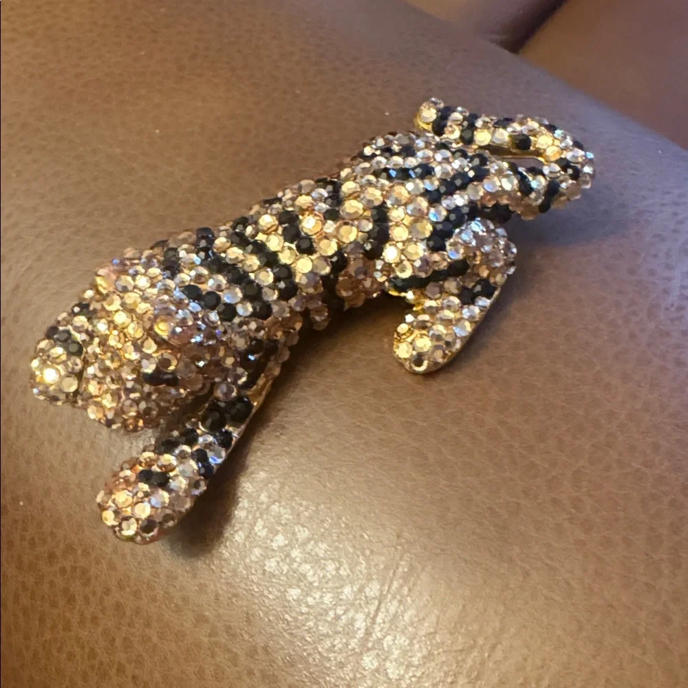 VTG gold tone articulated black & champagne rhinestone detailed tiger brooch