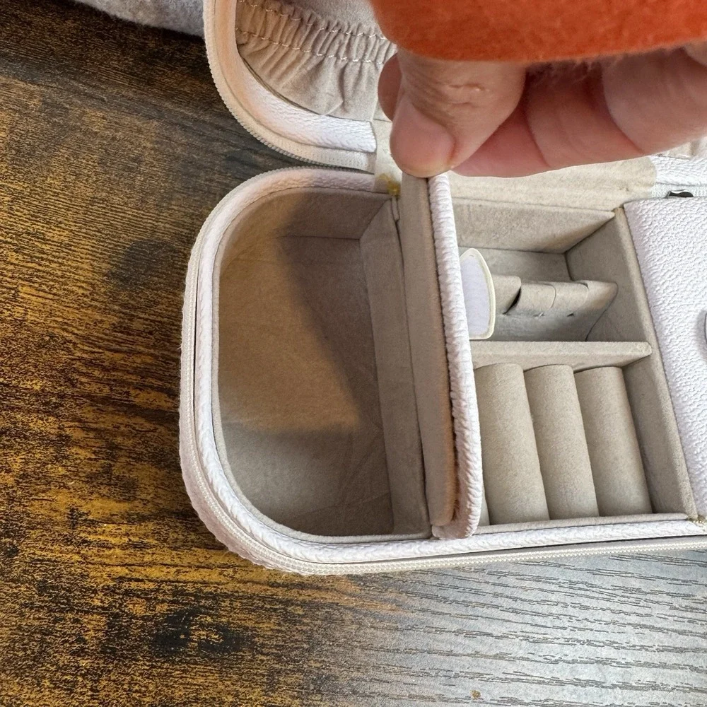 Cynthia Rowley White faux-leather zip around travel‎ jewelry case