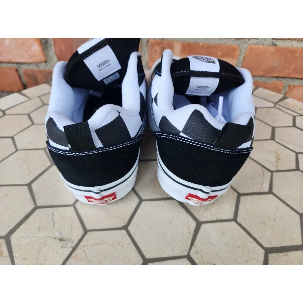 Vans pair closure