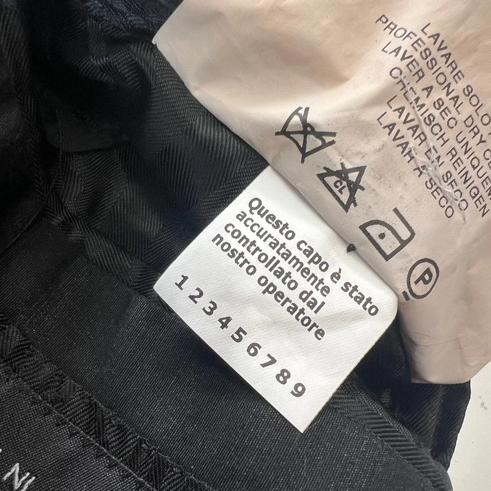 Dolce & Gabbana clothing confidence contact