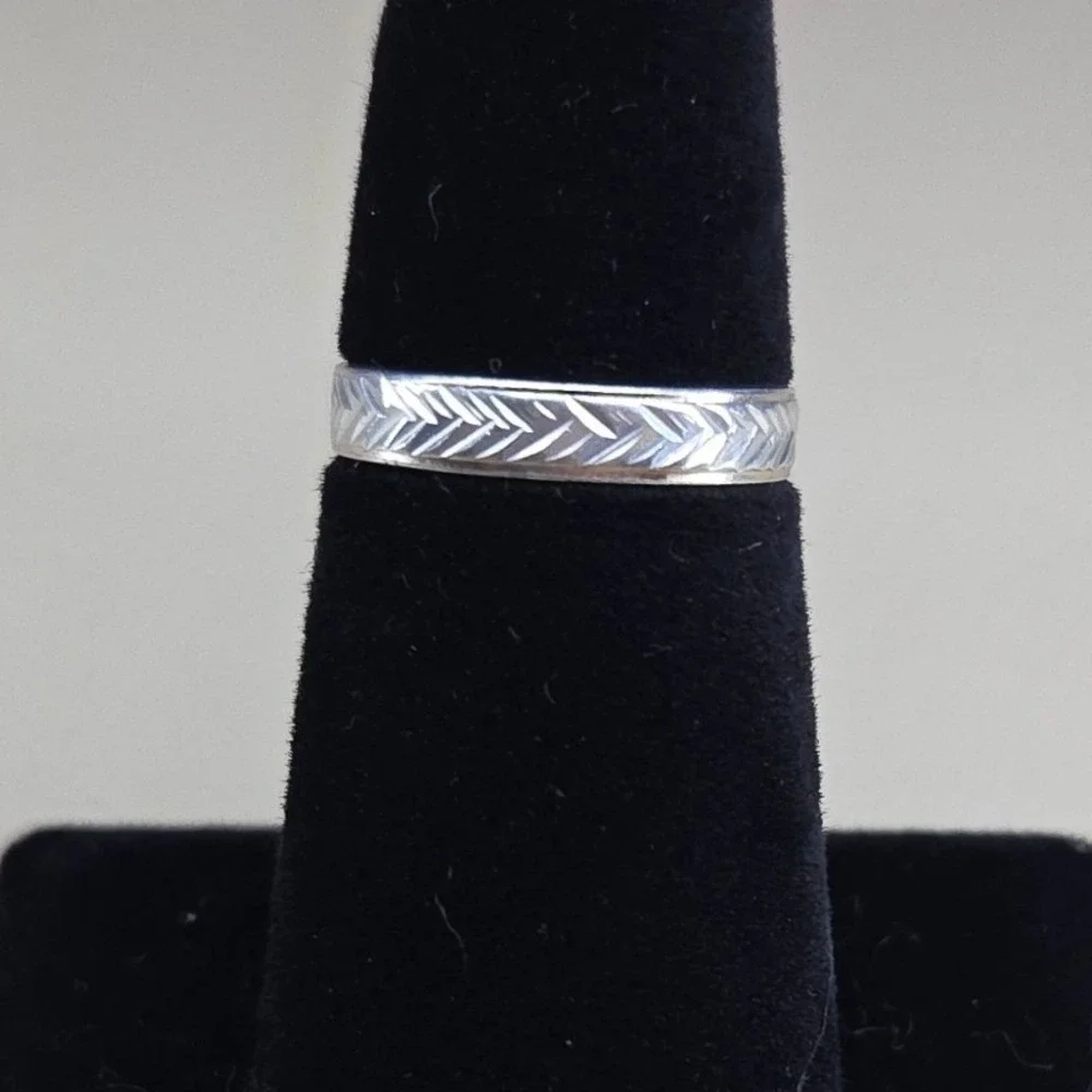 Silver Tone Engraved Chevron‎ Herringbone Pattern Band Ring Size 7