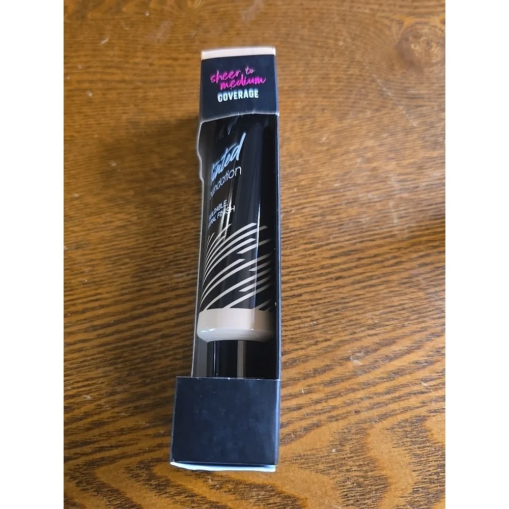 LA Girl tinted glm752 foundation