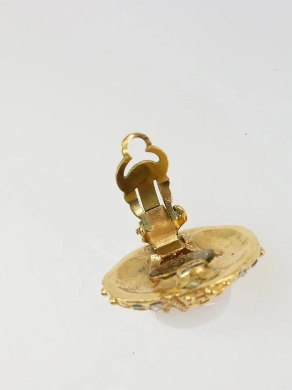 CHANEL brand	chanel color	gold