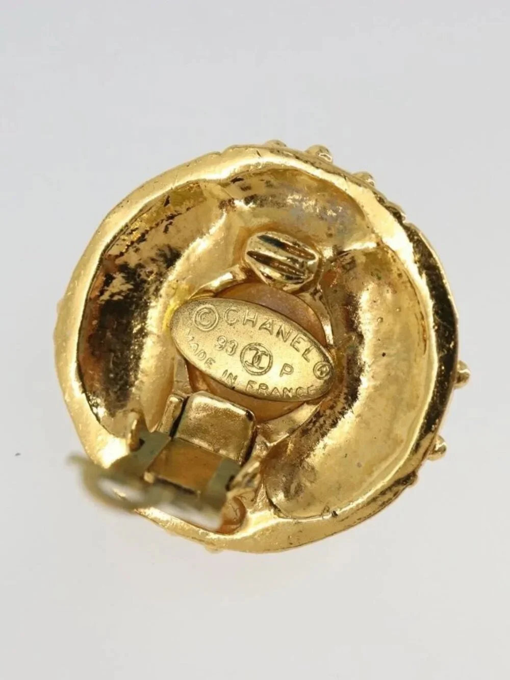 CHANEL brand	chanel color	gold