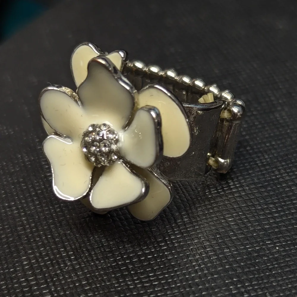 New Flower‎ Ring Off White Enamel Silver Tone Stretch Band Enamel Rhinestones