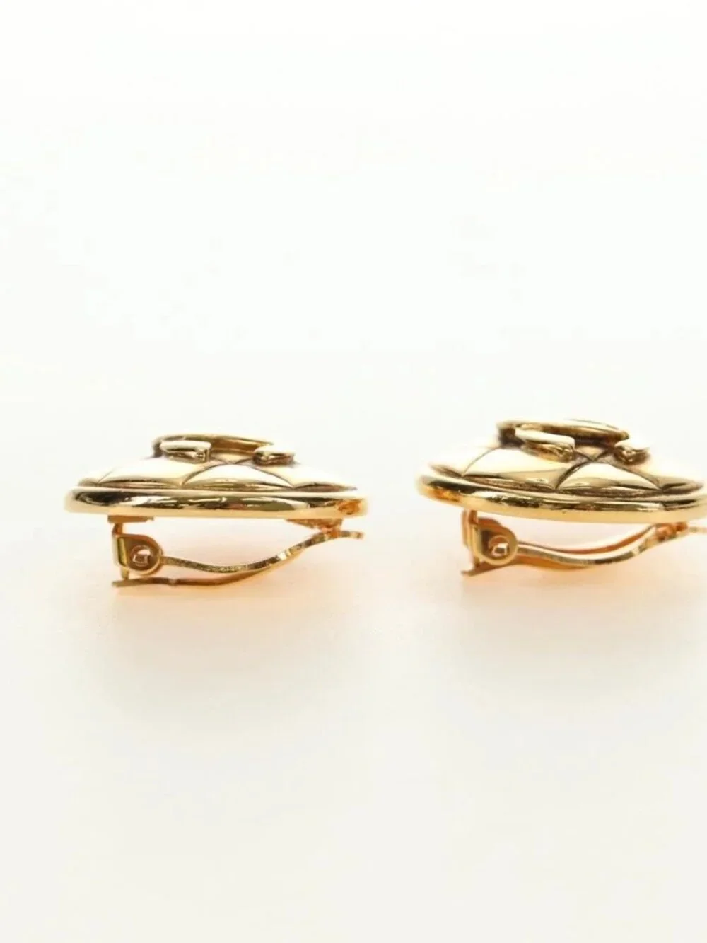 CHANEL brand	chanel color	gold