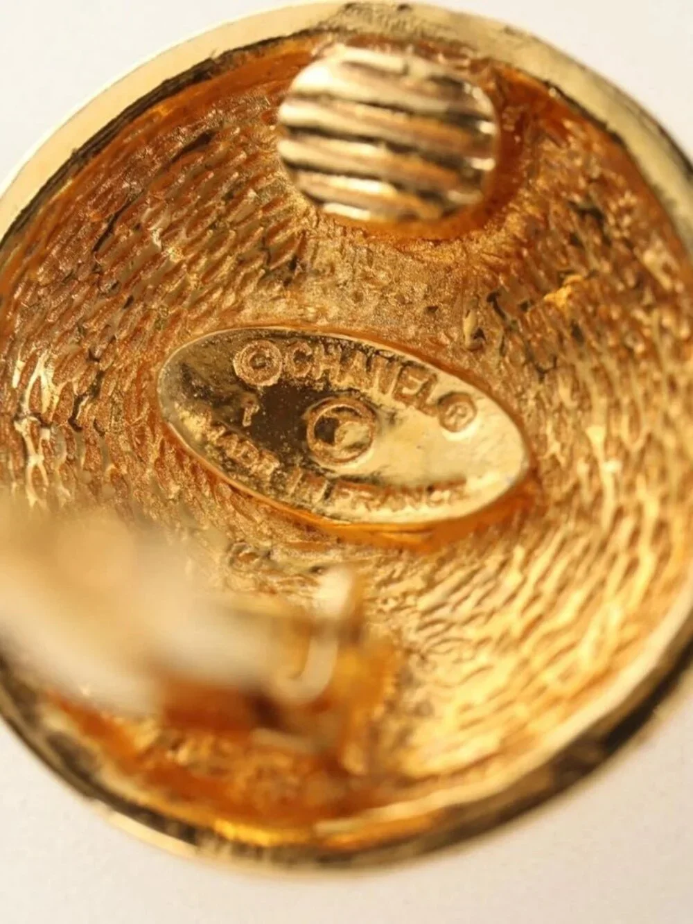 CHANEL brand	chanel color	gold