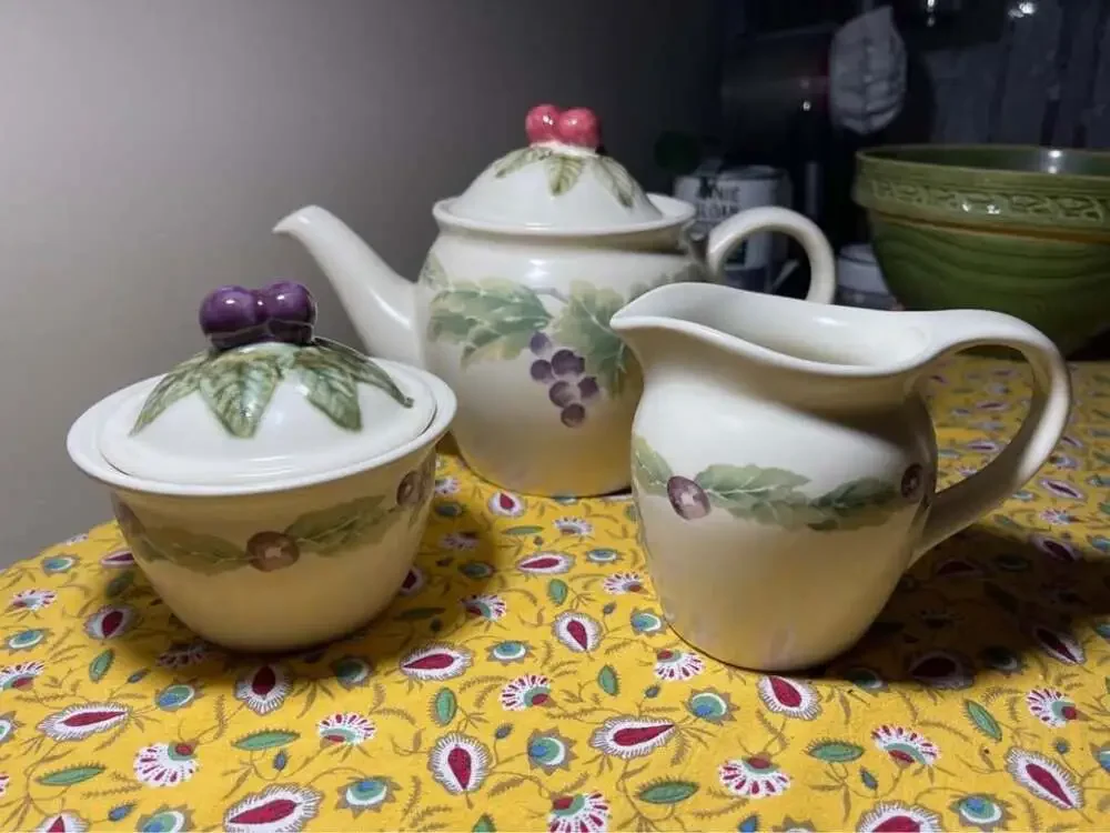 Pfaltzgraf Jamberry Teapot, Creamer & Sugar Bowl with lid.