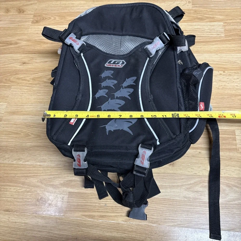 Louis Garneau buckles large zippers