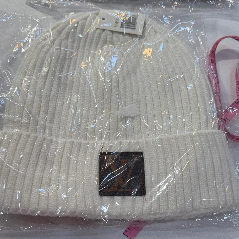 White Ribbed‎ Knit Beanie