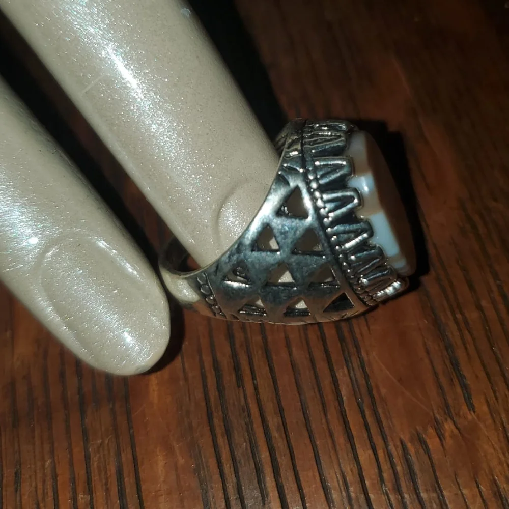 Elegant chunky Striped Silver Ring