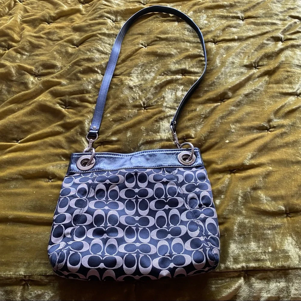 Coach top details