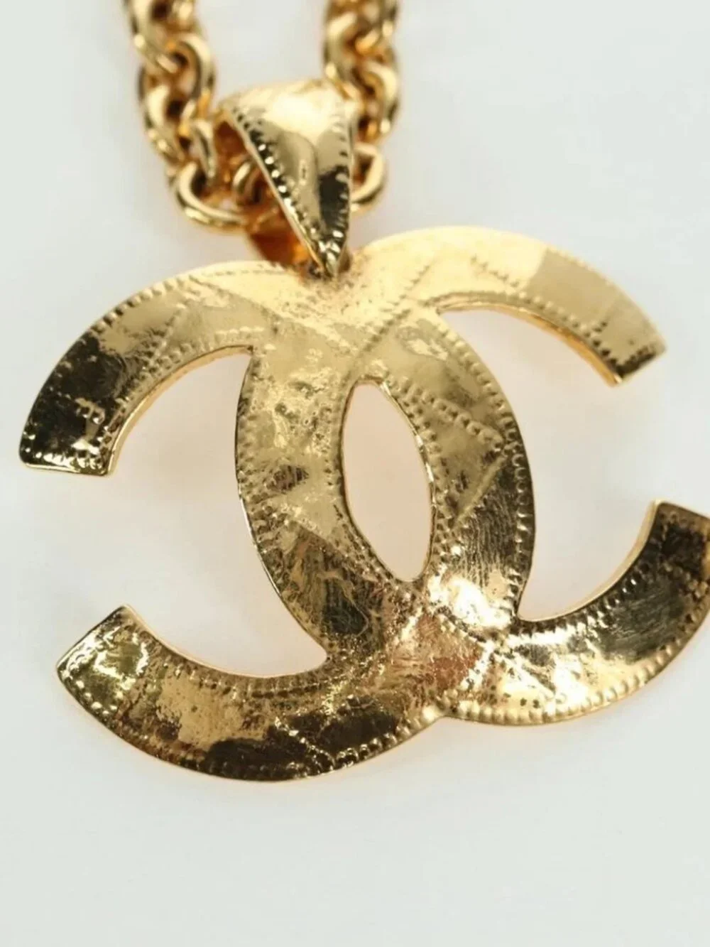 CHANEL brand	chanel color	gold