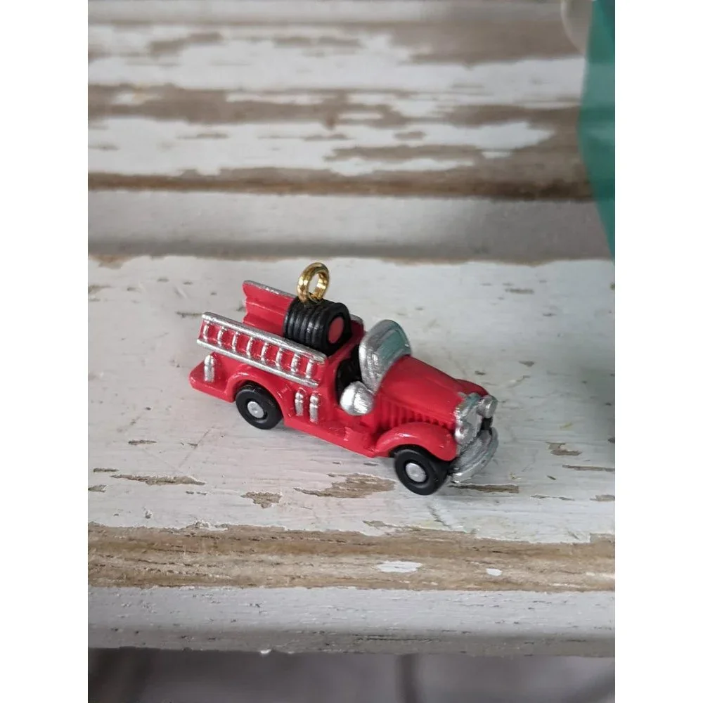 Hallmark North Pole fire‎ truck 1993 miniature Chri