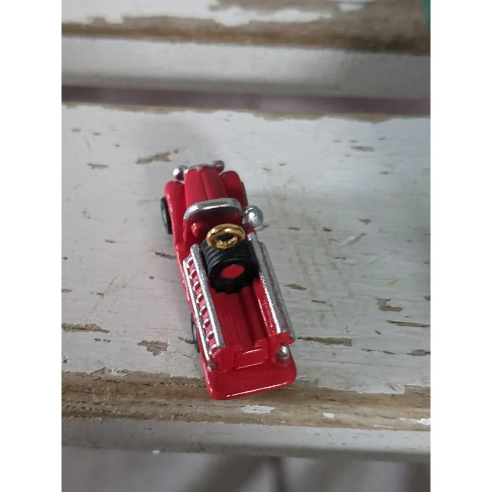 Hallmark North Pole fire‎ truck 1993 miniature Chri