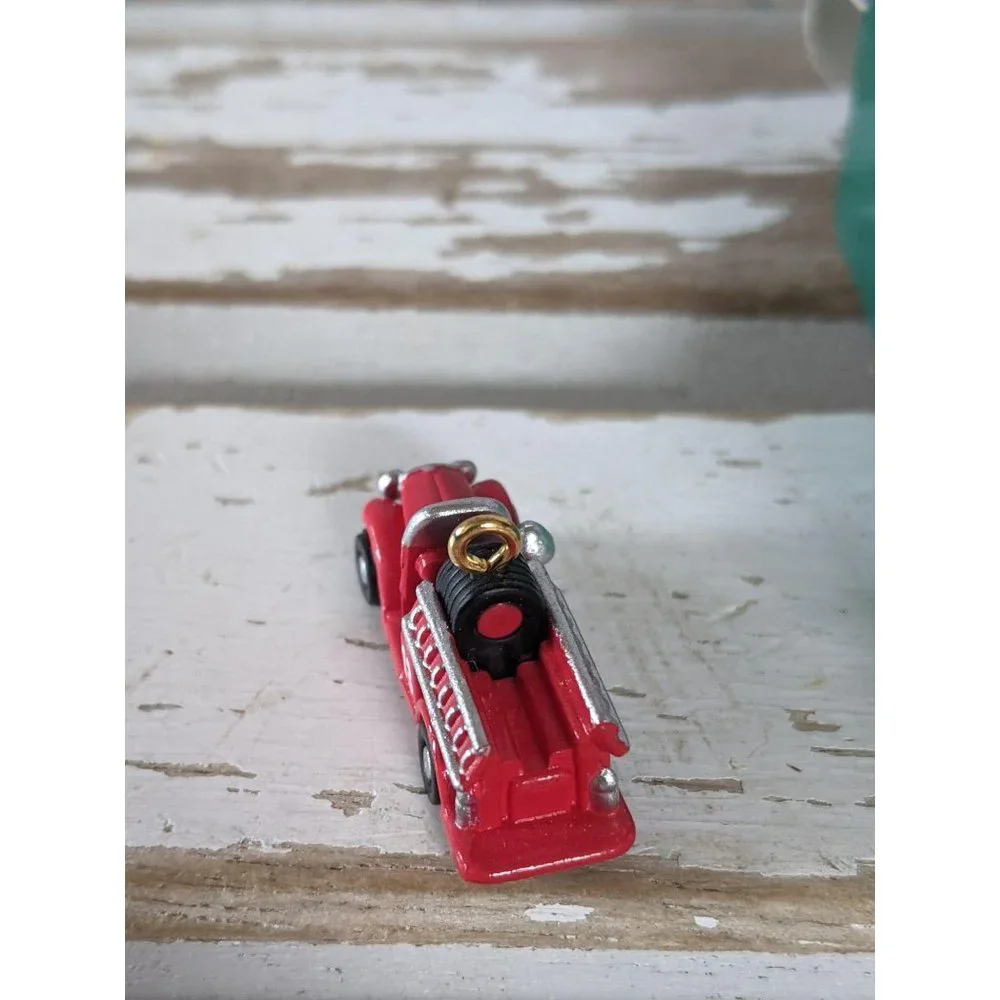 Hallmark North Pole fire‎ truck 1993 miniature Chri