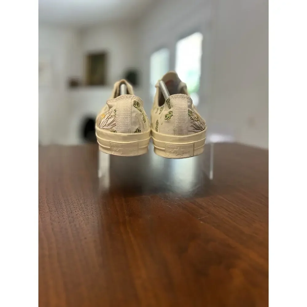 Converse footbed feature