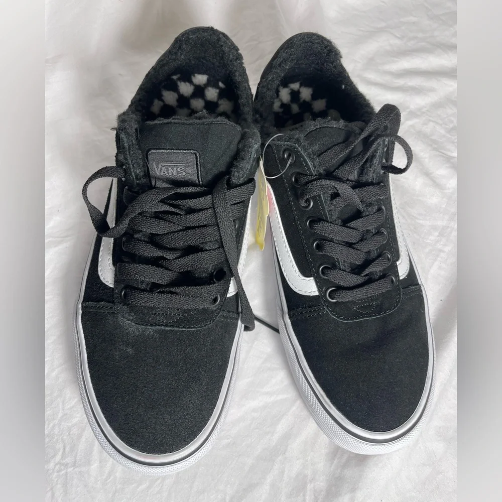 New size 12 black and white men’s sneakers shoes‎ with inner sherpa lining