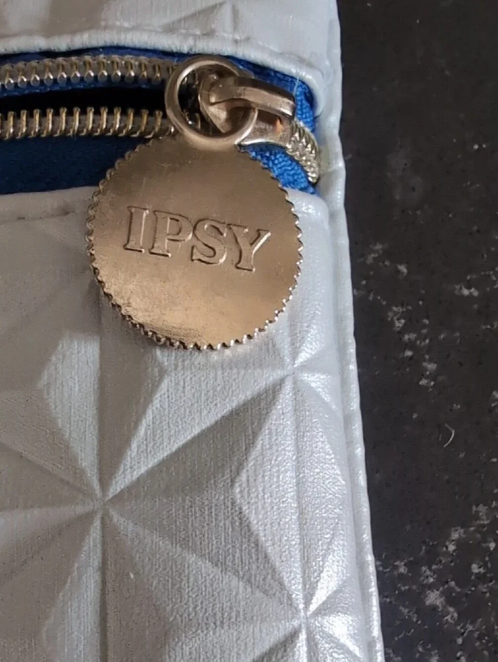 ipsy white geometric