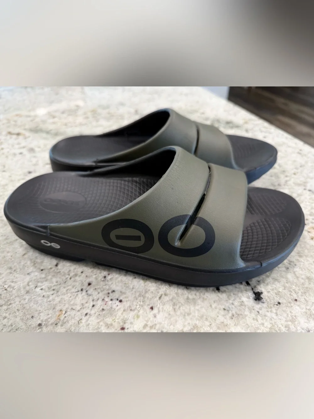 OOFOS Unisex Olive Green and Black Recovery Slides
