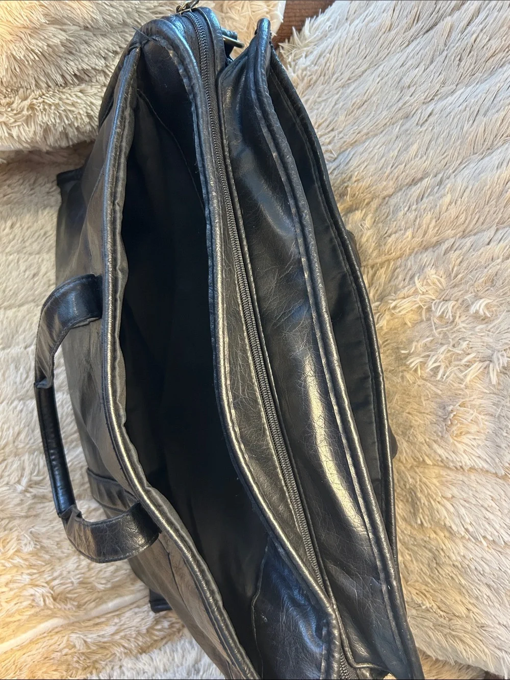 Monarch Luggage Co men supple