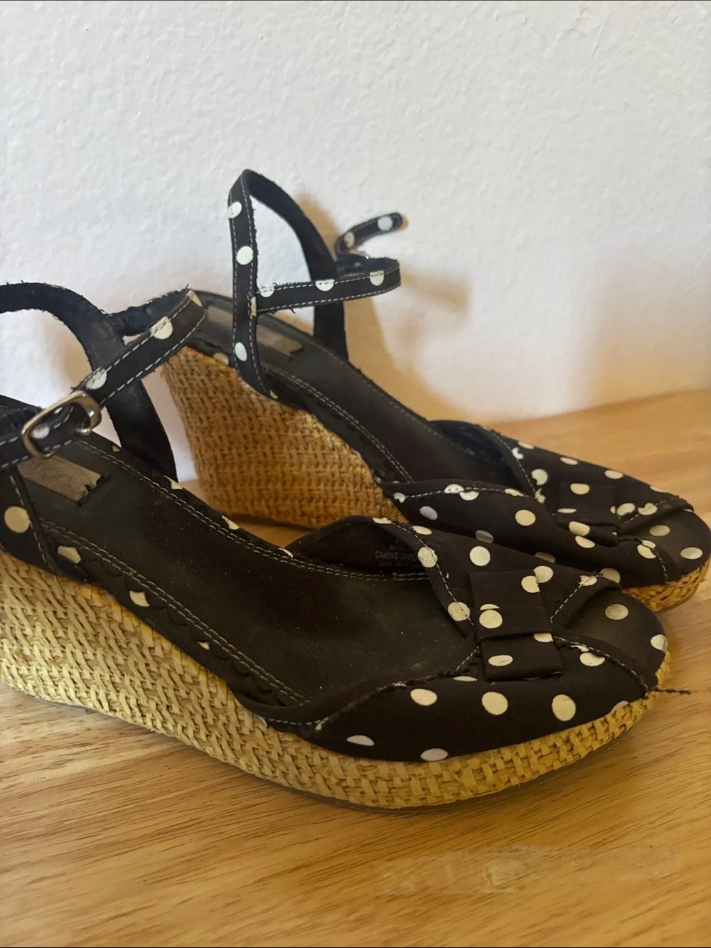 Xhilaration black sandals
