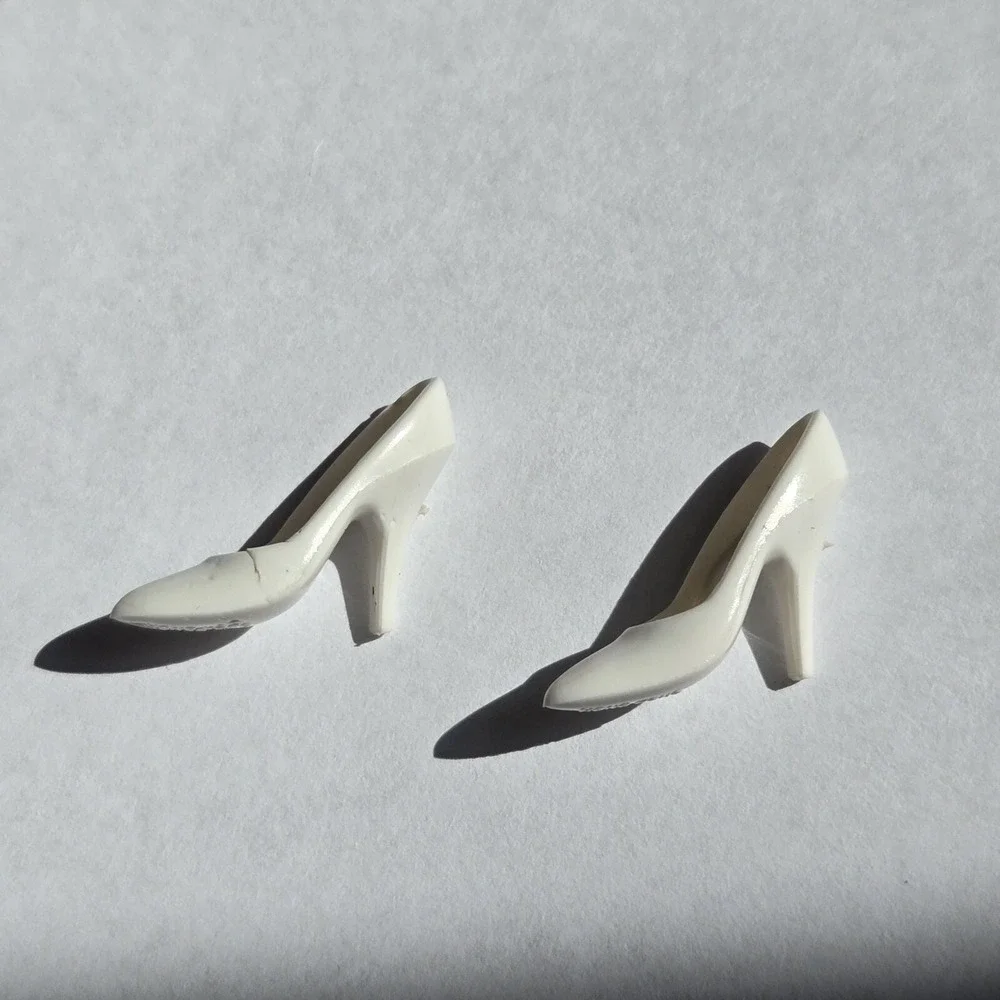 Vintage‎ Barbie White BONE ECRU Closed Toe Heels Pumps Shoes 1960s Hong Kong