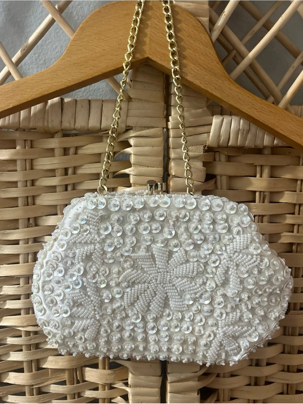 Cream Small Beaded Bag With Flower In Middle Kisslock Clasp