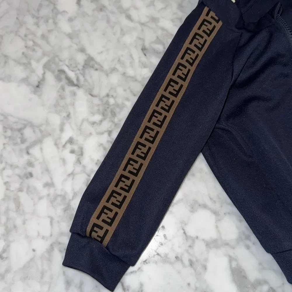 Fendi look send logo