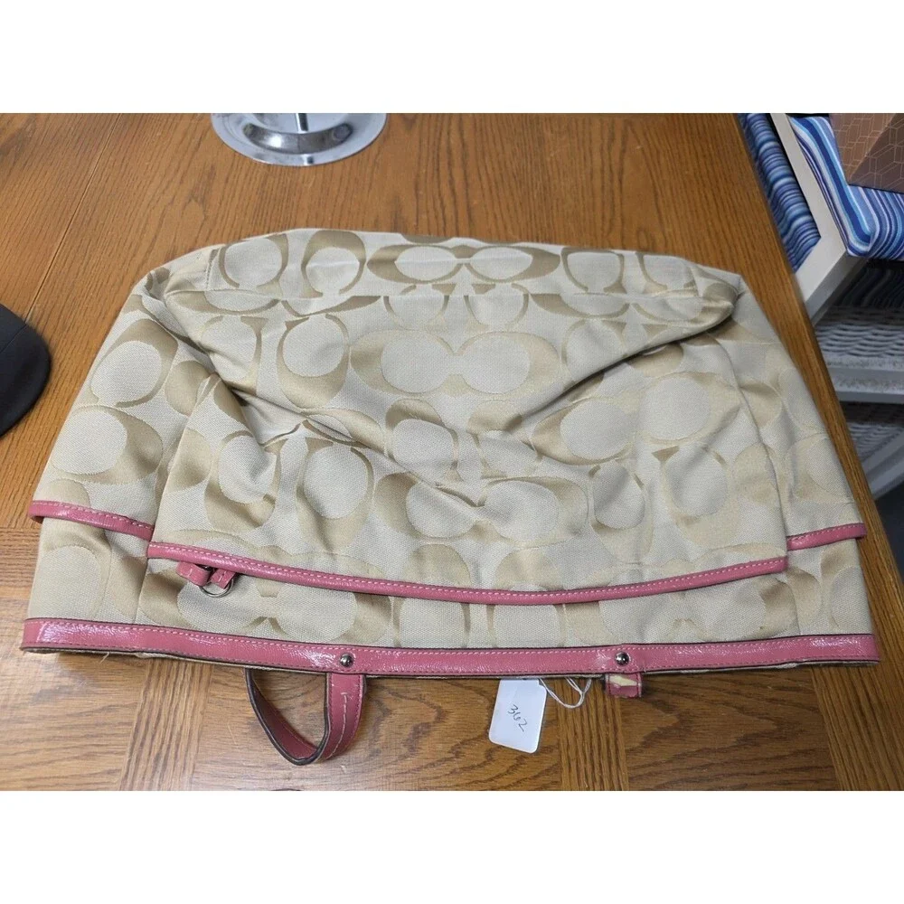 Coach zipper closures