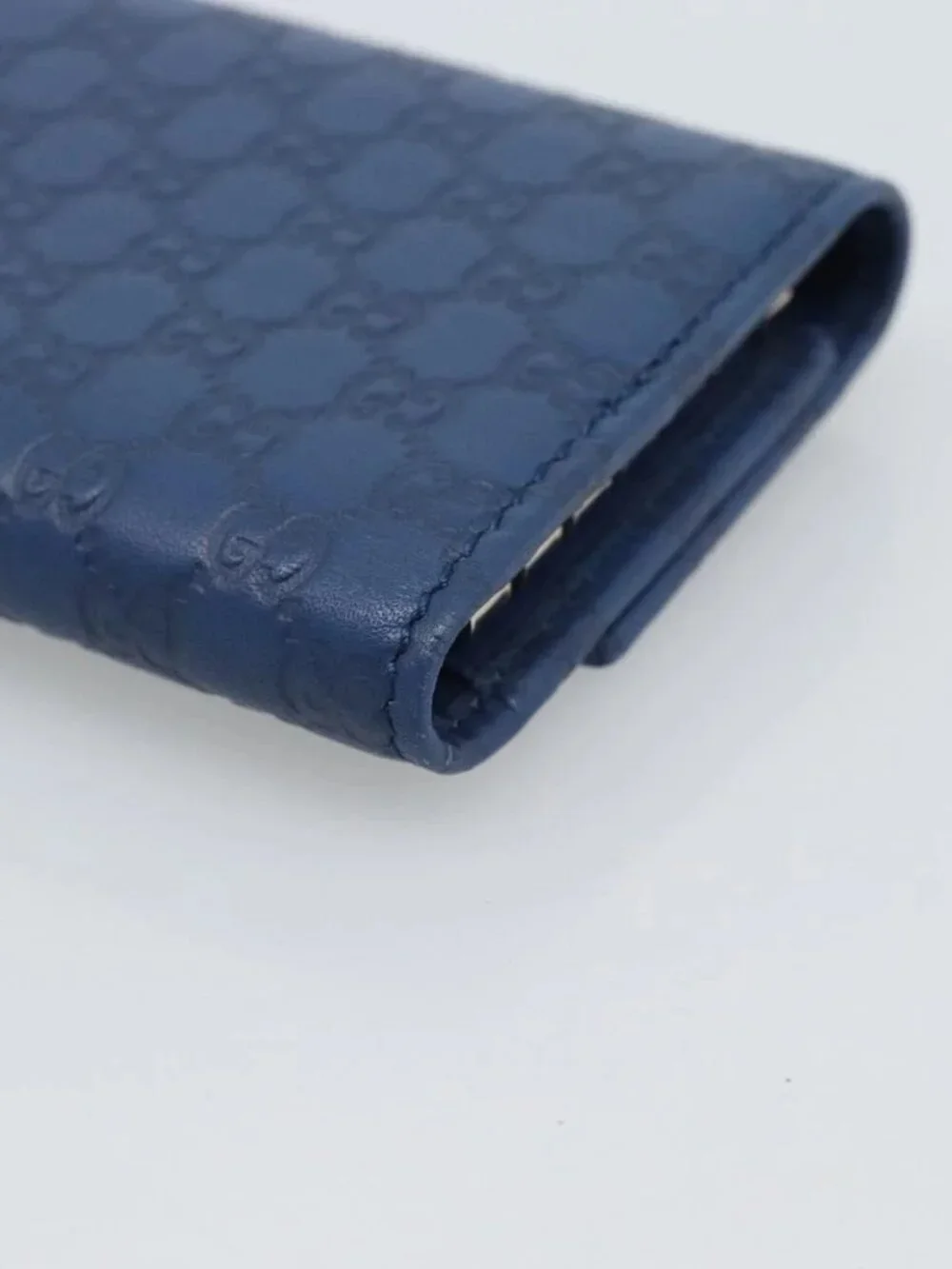 Gucci scratches accessory	item