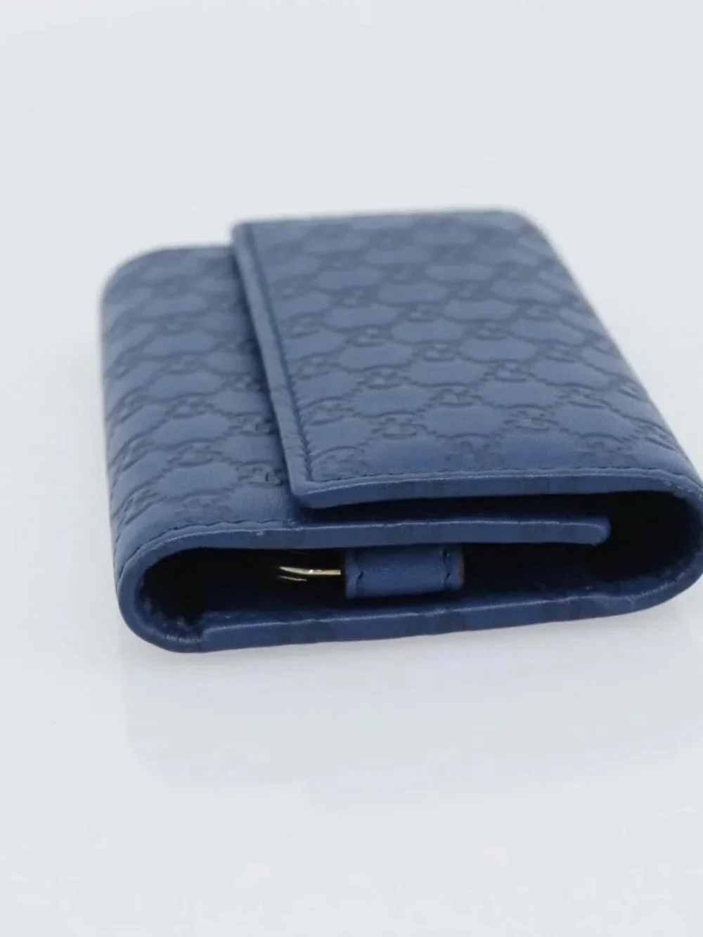 Gucci material	leather odor