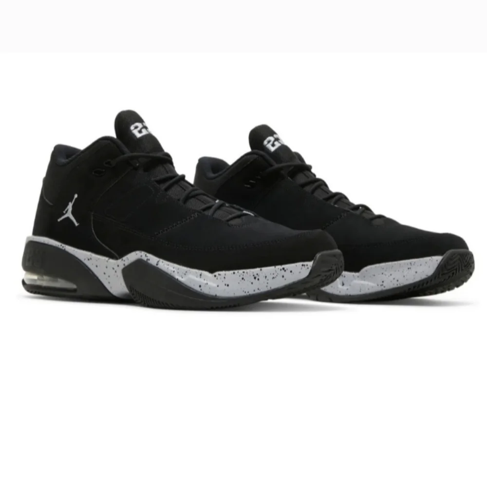 Jordan Max Aura 3 in a black and wolf grey