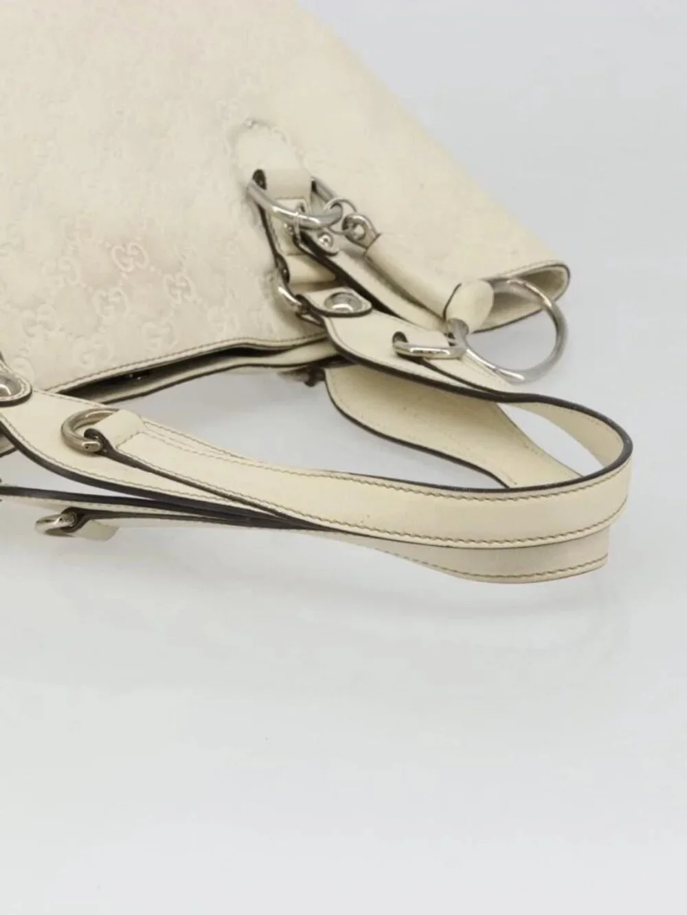 Gucci brand	gucci color	white