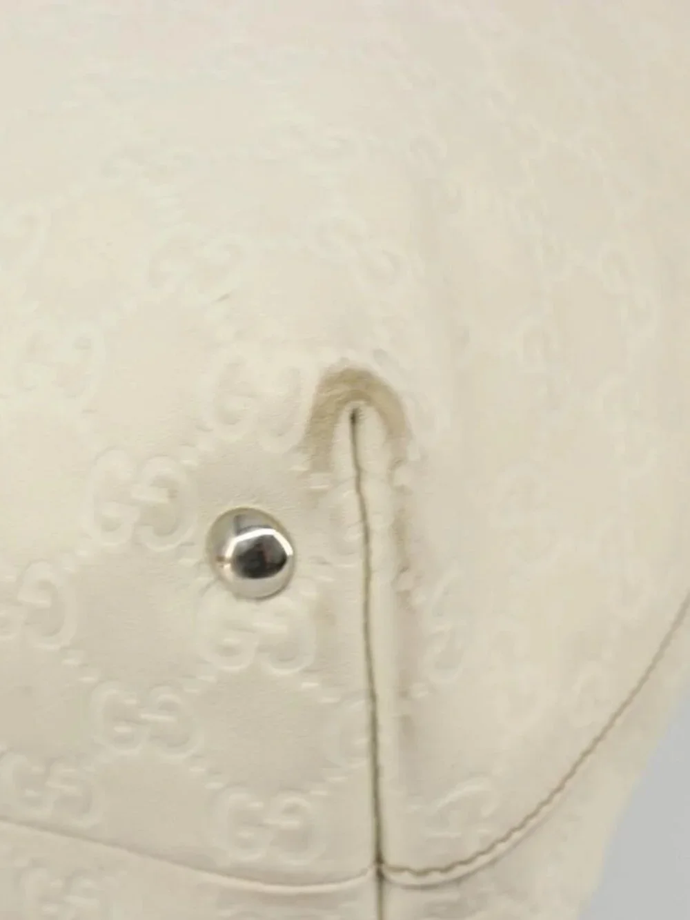 Gucci brand	gucci color	white
