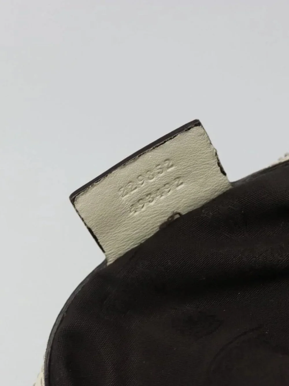 Gucci brand	gucci color	white