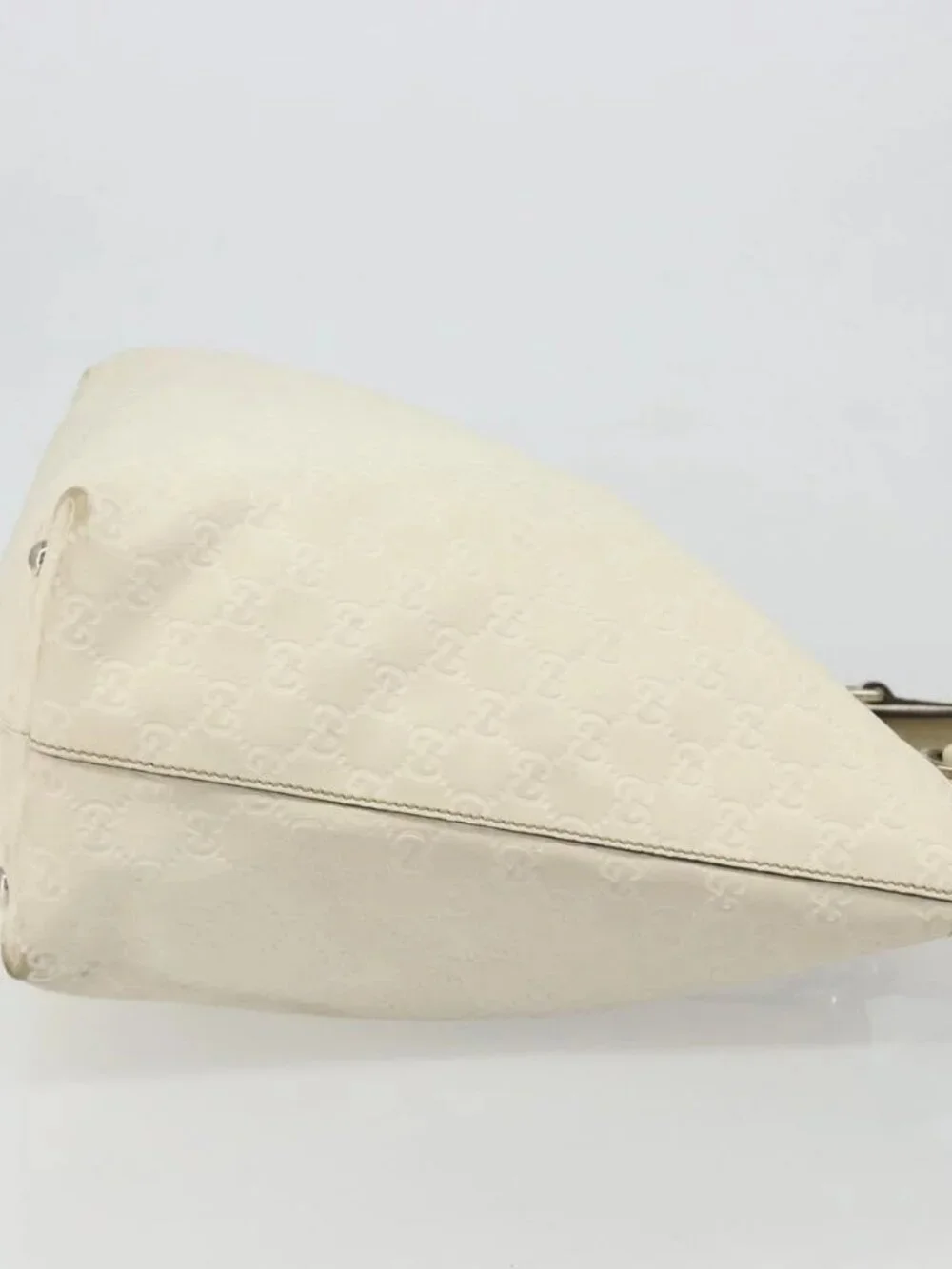Gucci brand	gucci color	white