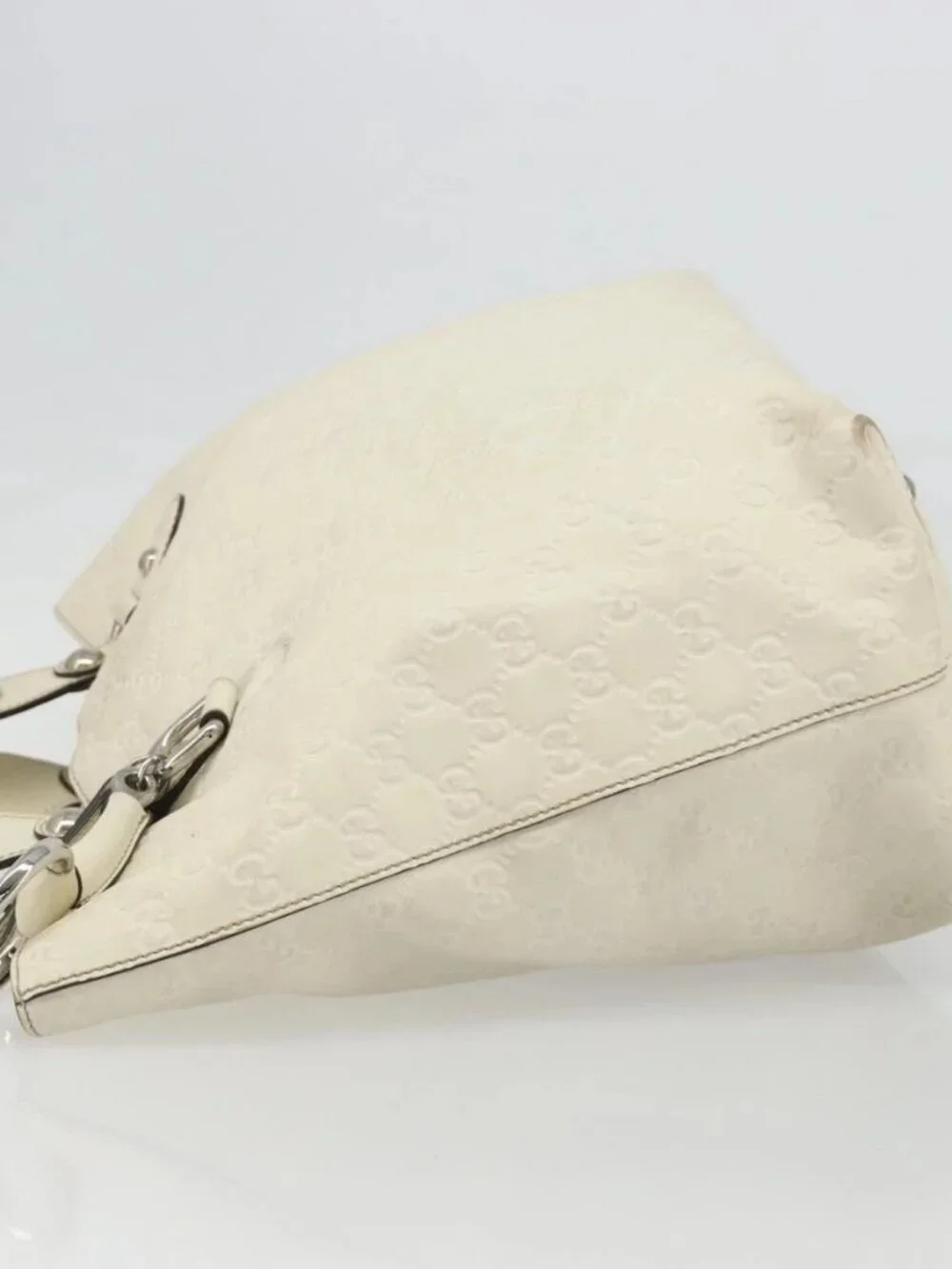 Gucci brand	gucci color	white