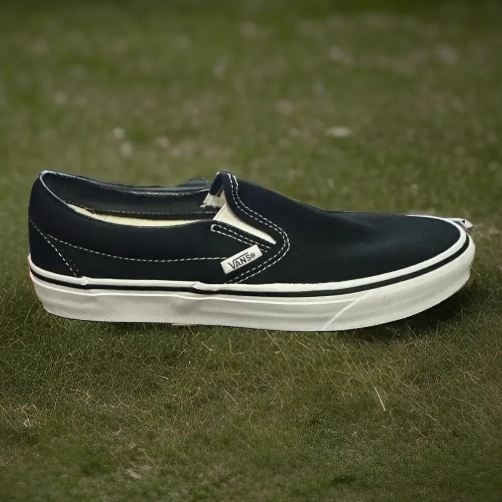New Men's Size 9 Vans Classic Slip-on Black White VN000EYEBLK