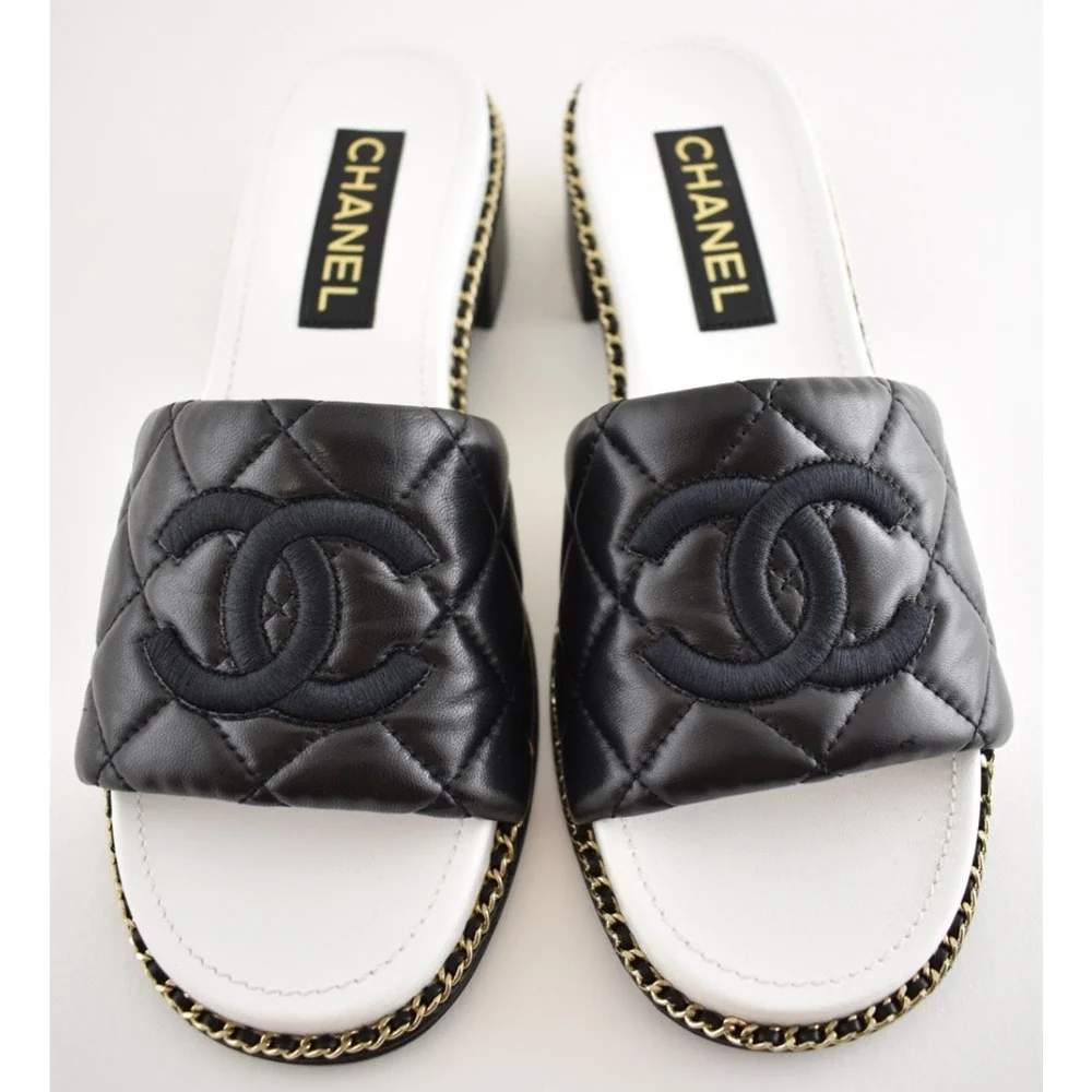 CHANEL 25p black