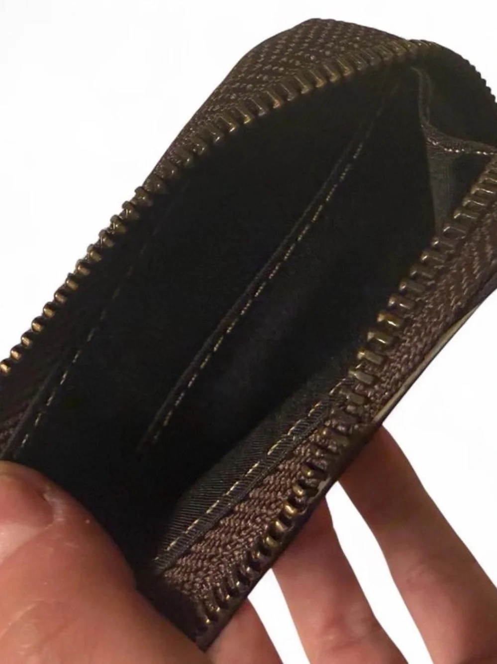 Fossil compact zip