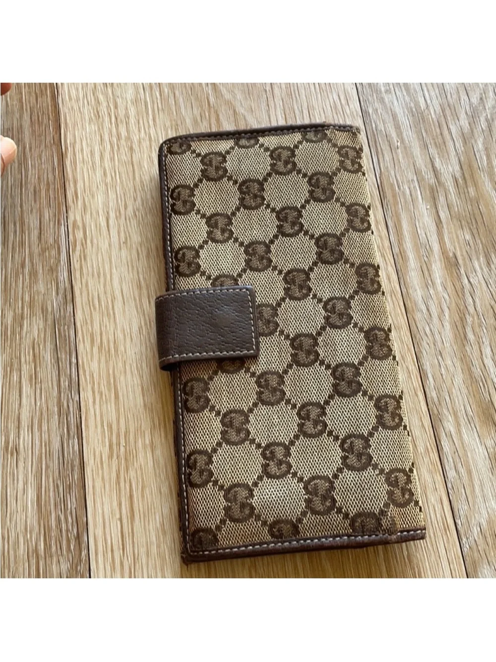 Gucci signature gg
