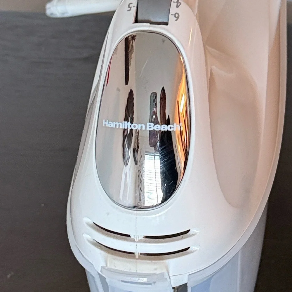 Like New Hamilton Beach 6-Speed Hand Mixer Snap-On Storage Case