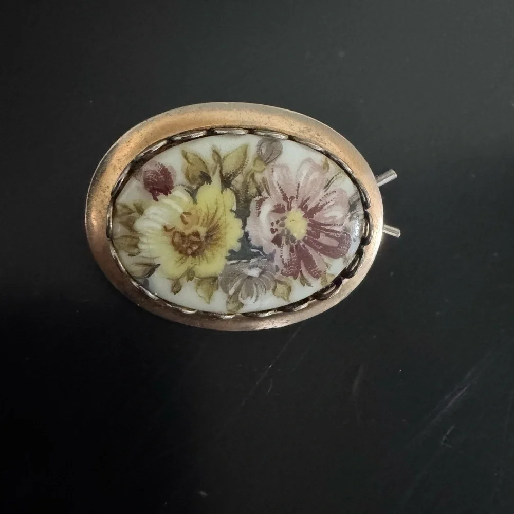 Vintage Floral Oval Clip with Gold Trim