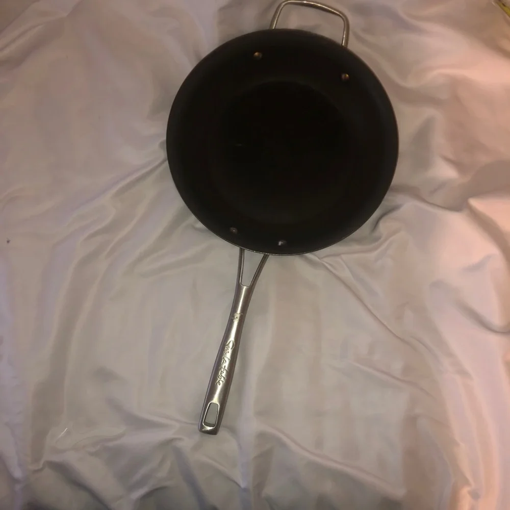 Sur la table non stick hard anodized‎ pan 10