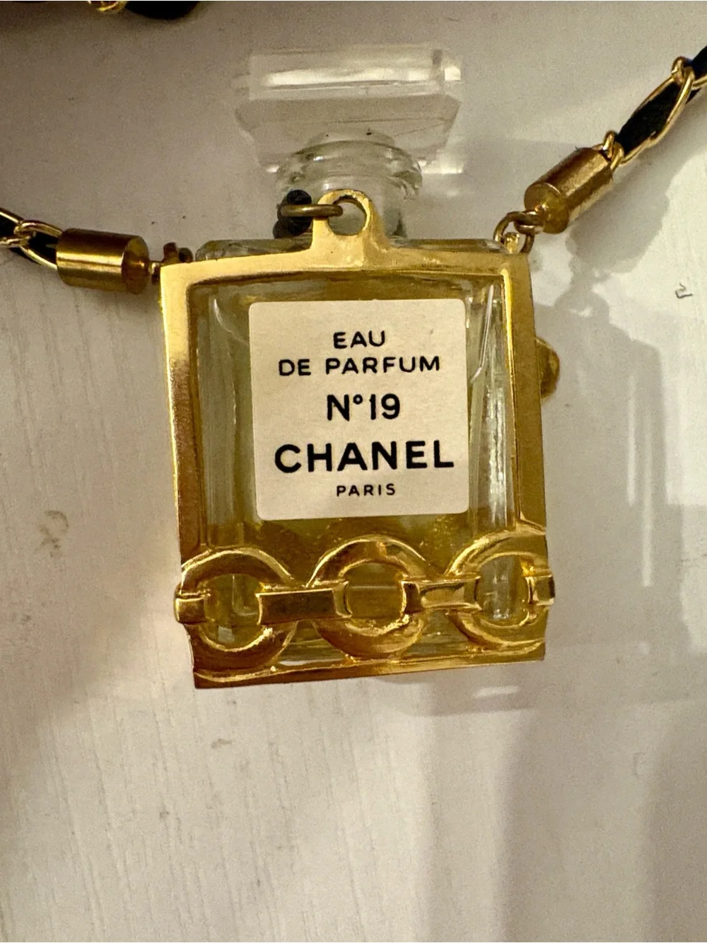 CHANEL n°19 perfume